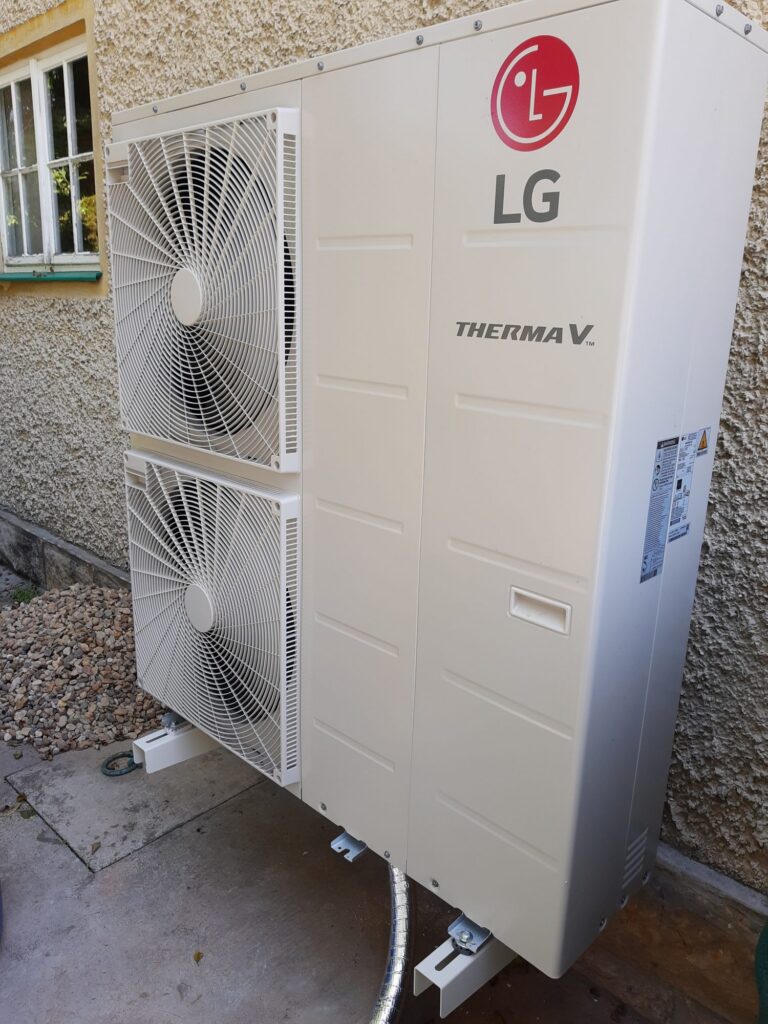 Venkovní jednotka tepelného čerpadla LG Therma V se dvěma ventilátory u domu