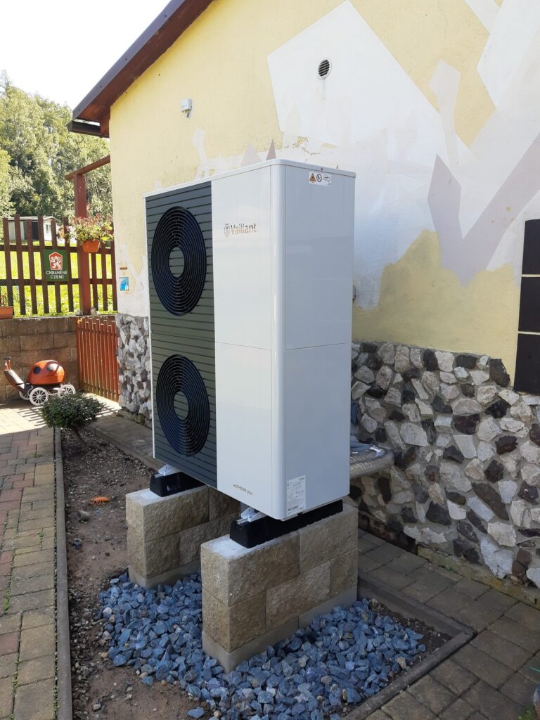 Tepelné čerpadlo Vaillant aroTHERM plus se dvěma ventilátory na kamenných patkách se štěrkovým ložem